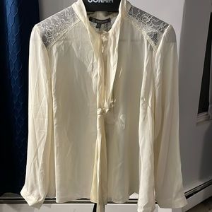 Daisy Fuentes long sleeve light weight blouse off white